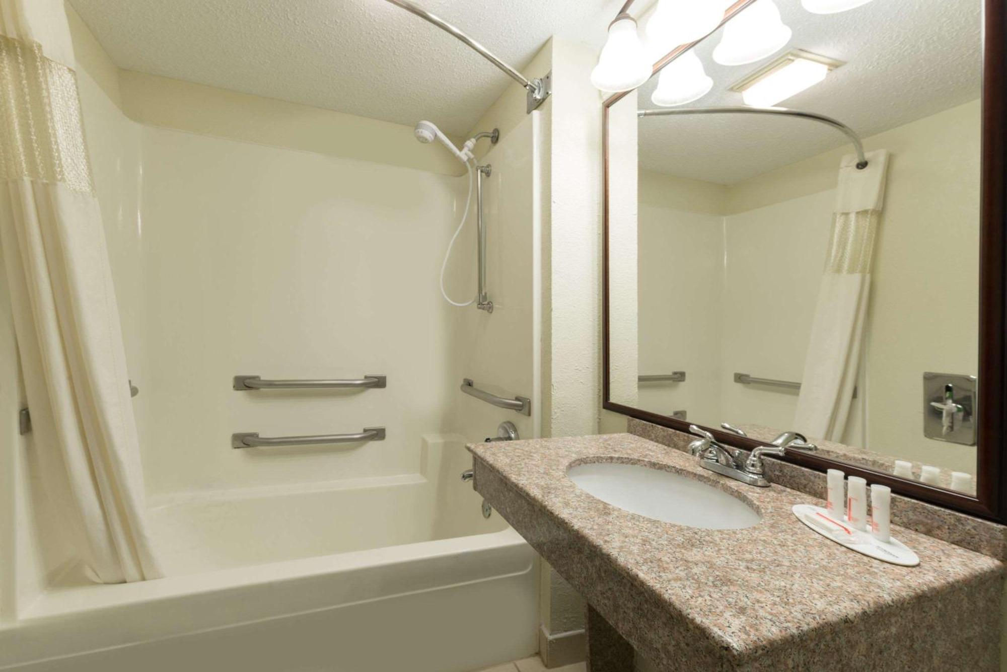 Baymont By Wyndham Louisville South I 65 Brooks Exterior foto