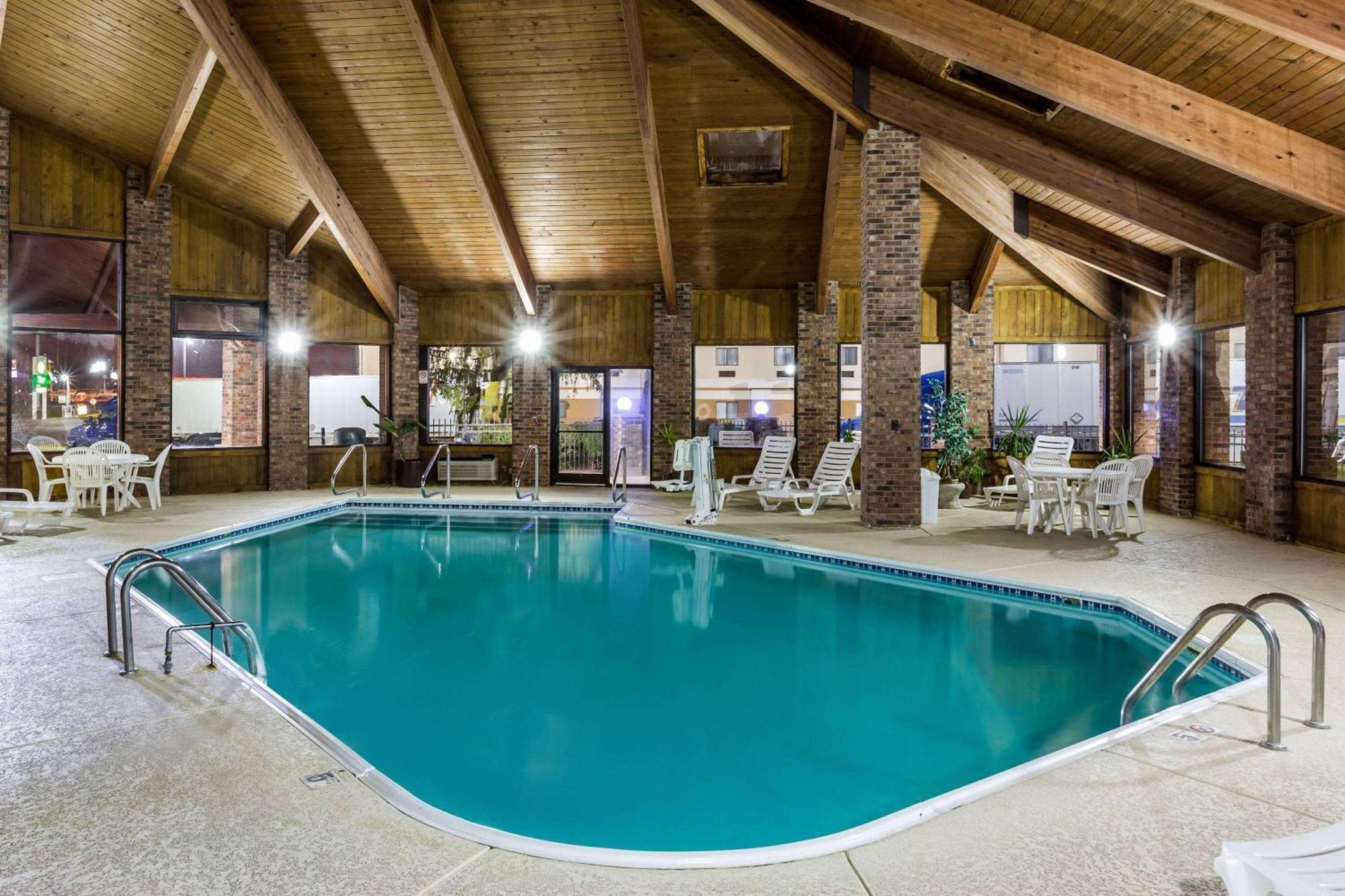 Baymont By Wyndham Louisville South I 65 Brooks Exterior foto